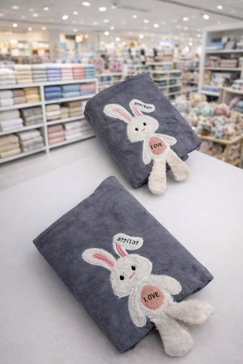 Komplet ręczników z haftowanym zajączkiem 3D i wiszącymi nogami