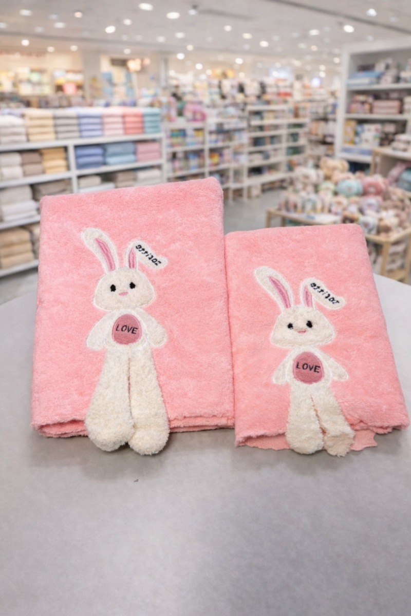 Komplet ręczników z haftowanym zajączkiem 3D i wiszącymi nogami