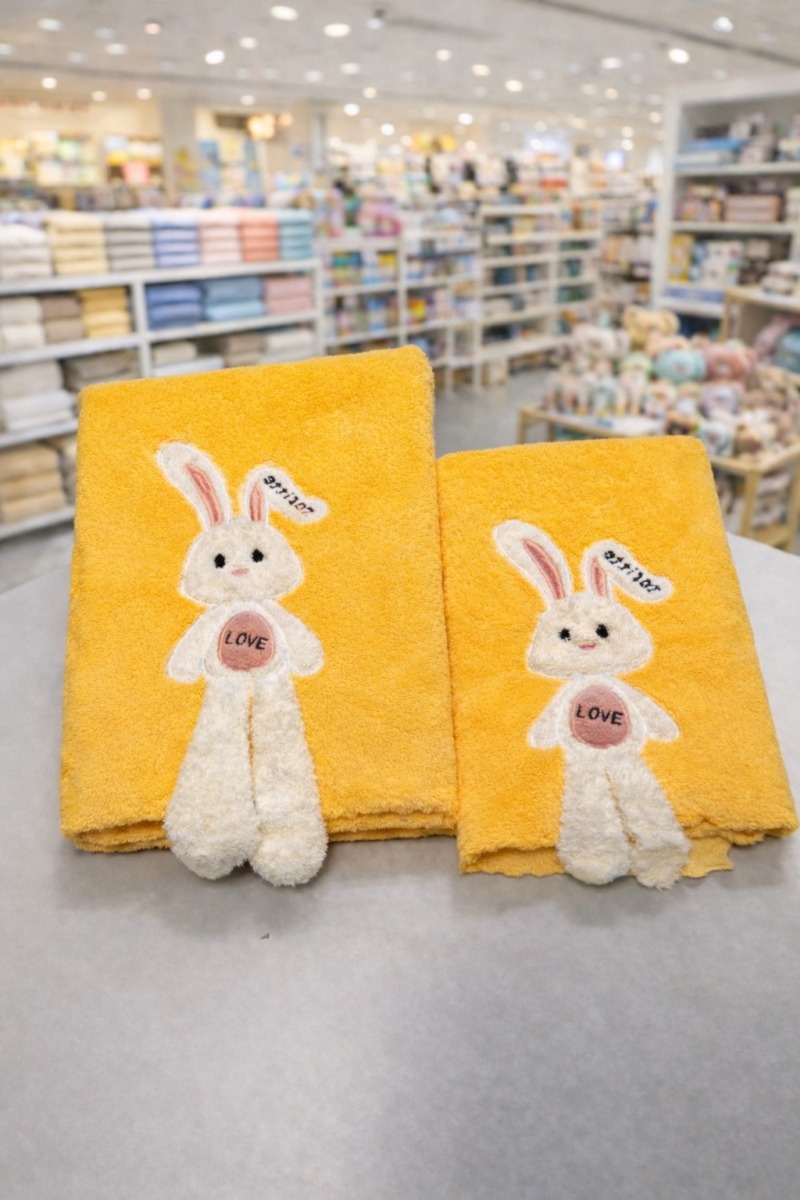 Komplet ręcznik&oacute;w z haftowanym zajączkiem 3D i wiszącymi nogami