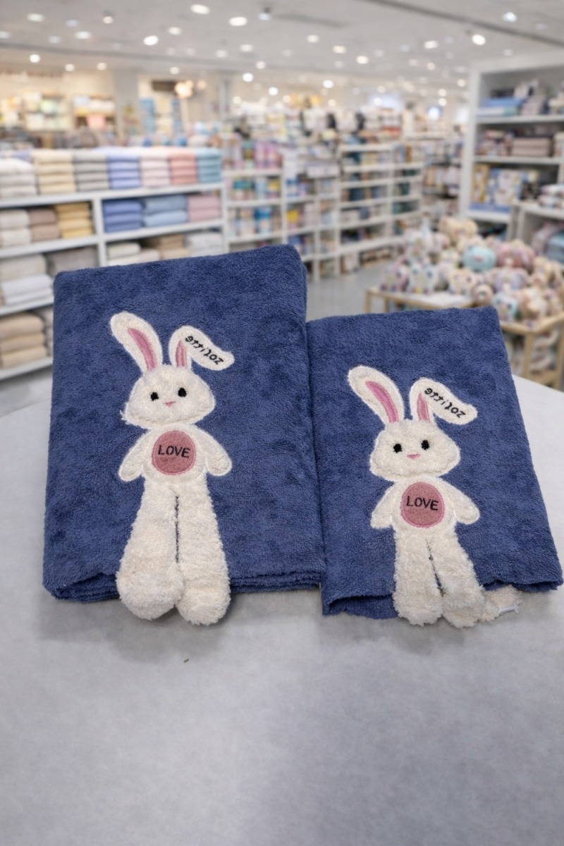 Komplet ręczników z haftowanym zajączkiem 3D i wiszącymi nogami