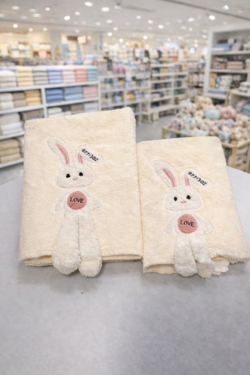 Komplet ręczników z haftowanym zajączkiem 3D i wiszącymi nogami